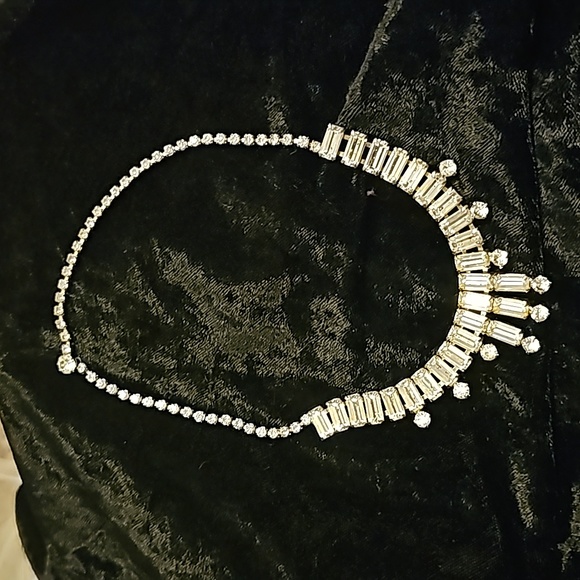 Jewelry - BEAUTIFUL RINESTONES NECKLACE.